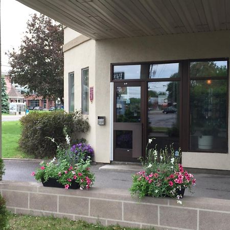 Motel Capri Et Suites Repentigny Exterior foto